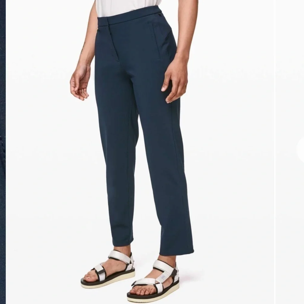Lululemon On The Move Pant *Lightweight True Navy SZ 8